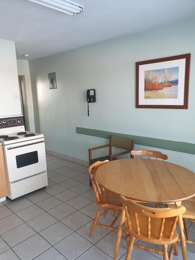 Cochrane Chimo Motel מראה חיצוני תמונה
