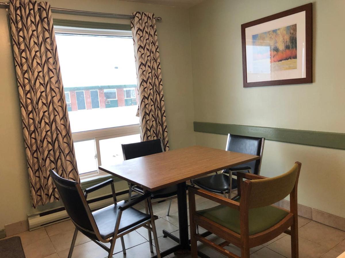 Cochrane Chimo Motel מראה חיצוני תמונה